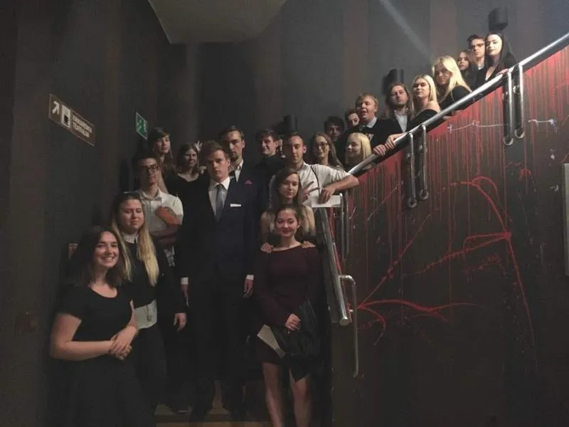 Cele wycieczki do teatru – edukacja i rozwój empatii