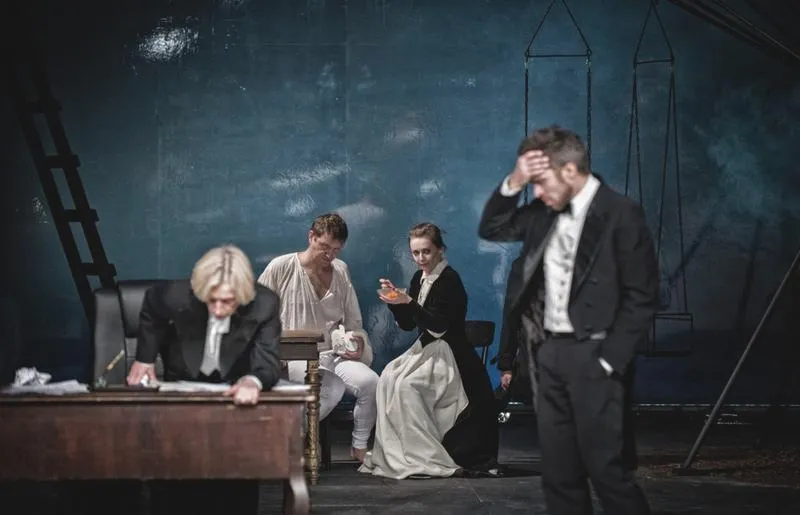 Jak nowoczesna adaptacja Nie-boskiej komedii zaskakuje w teatrze?