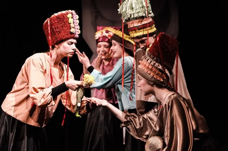 Kłamstwo w teatrze: tajemnice spektakli, które oszukują zmysły