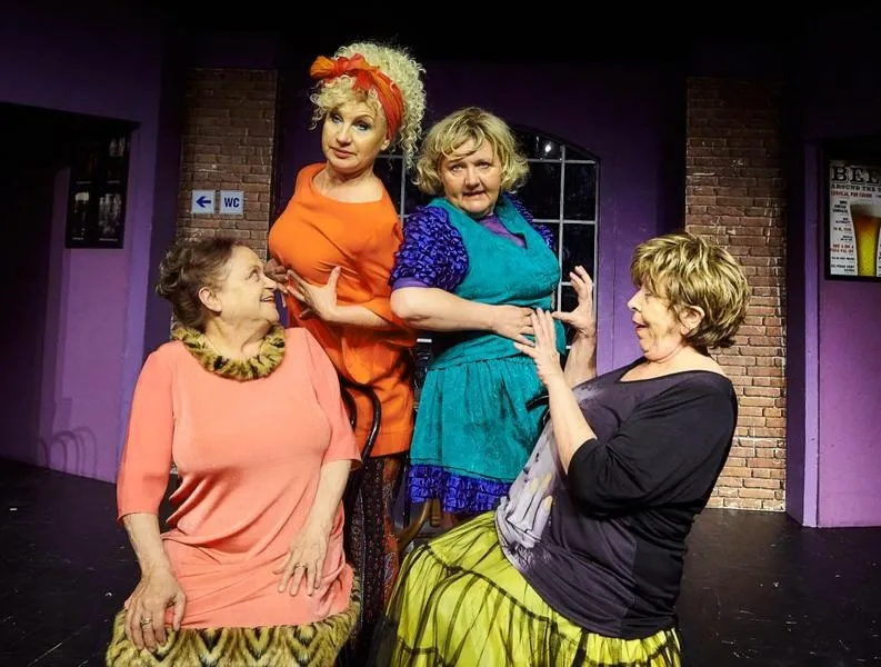 Menopauza w spektaklu: humor, który pomaga przetrwać