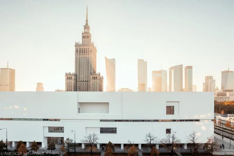 Muzeum Sztuki Nowoczesnej na placu Defilad – architektura i wystawy