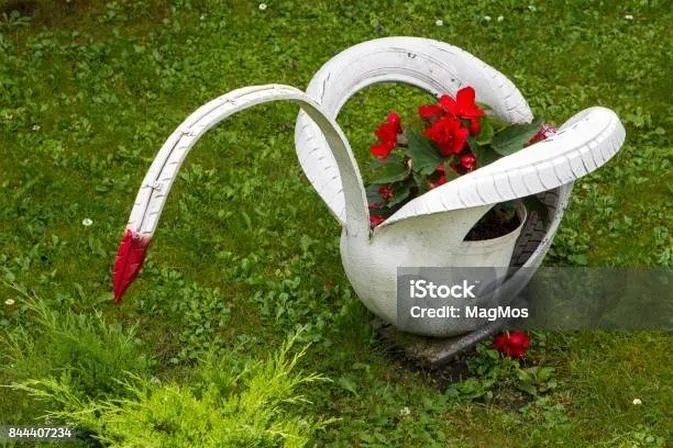 Rzeźby z opon: jak stworzyć wyjątkowe dekoracje ogrodowe pełne kreatywności?