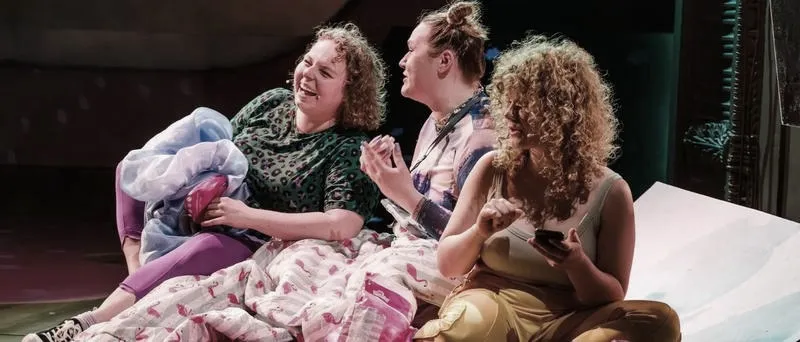 Z miłością w tle: Odkryj zaskakującą komedię w teatrze Komedia