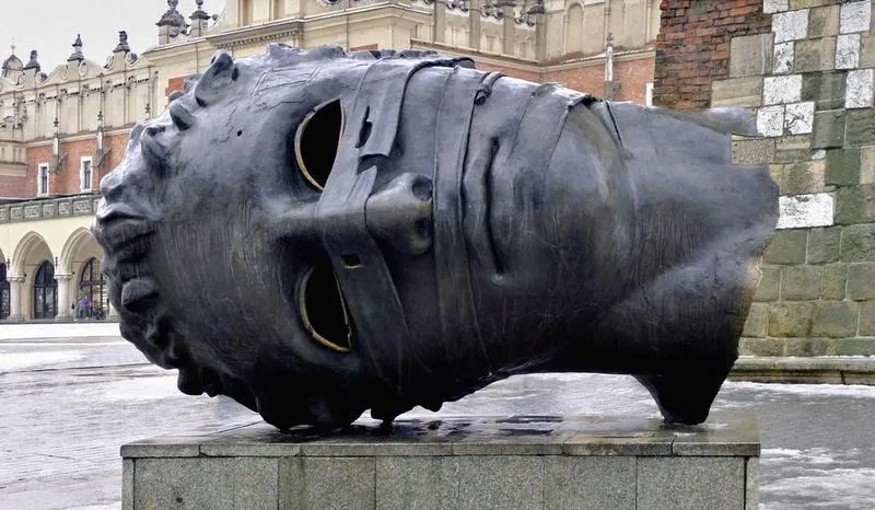 Zaginione historie Valle dei Templi Mitoraj: co symbolizuje Icaro caduto?